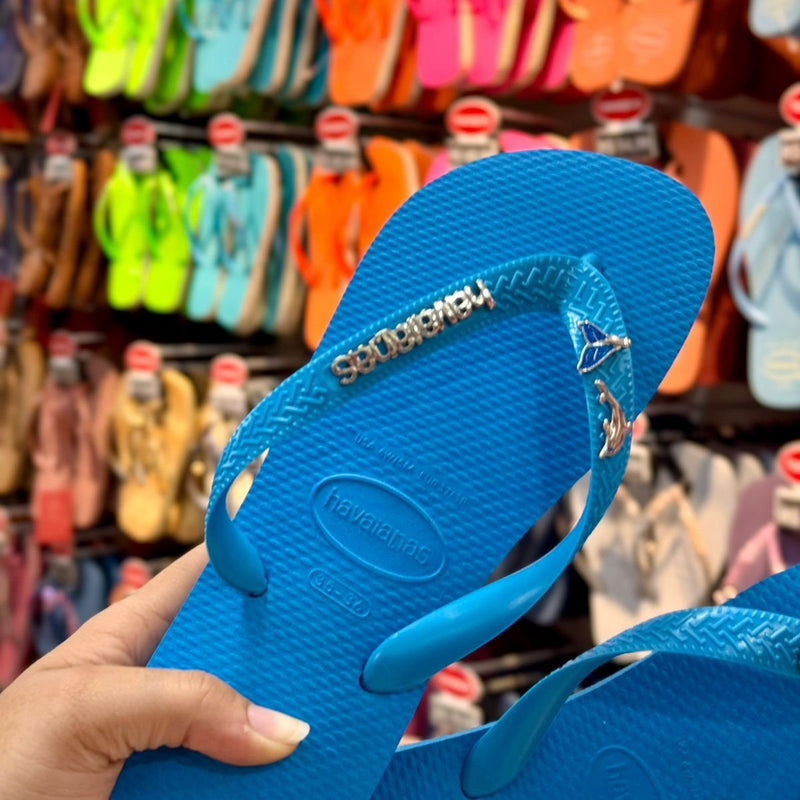 Havaianas Top + Placa Logo + Pin Golfinho, Sereia e Concha