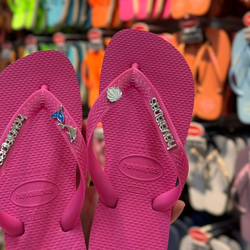 Havaianas Top + Placa Logo + Pin Golfinho, Sereia e Concha