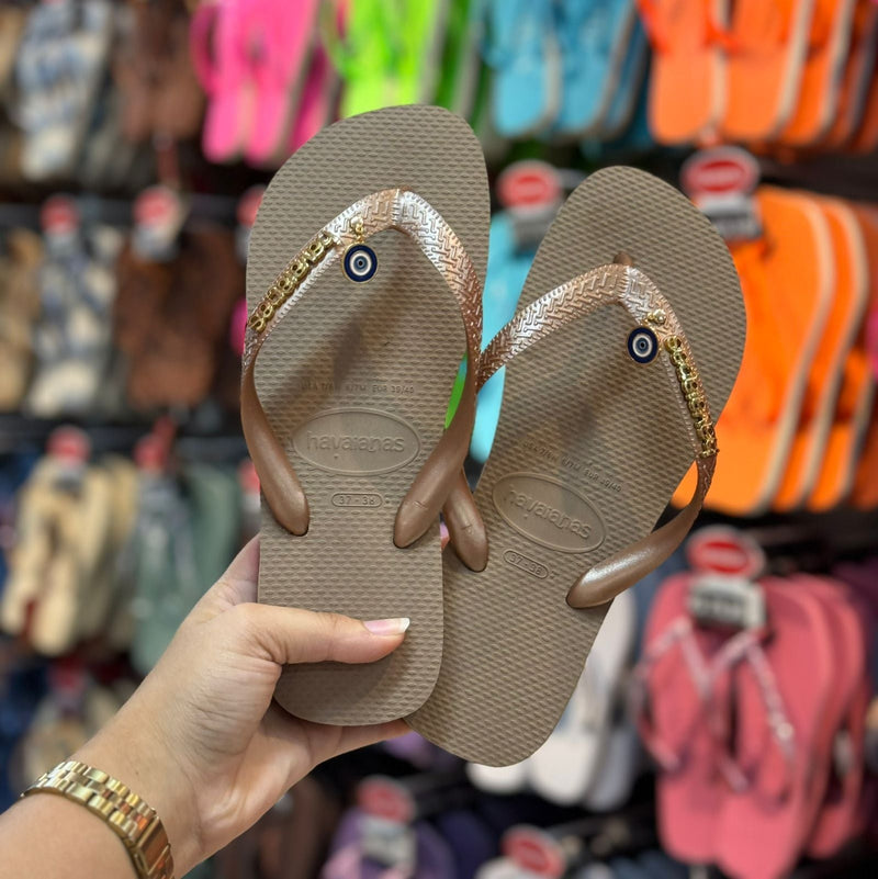 Havaianas Top + Placa Logo + Pin Olho Grego Pendurado